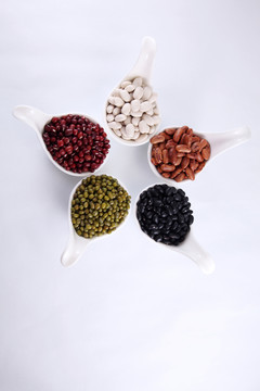 五种不同颜色的有机汤豆