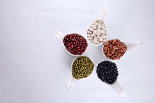 五种不同颜色的有机汤豆