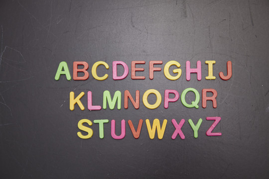 黑板上五颜六色的字母