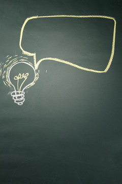 在黑板上画一个带语音泡泡的灯泡