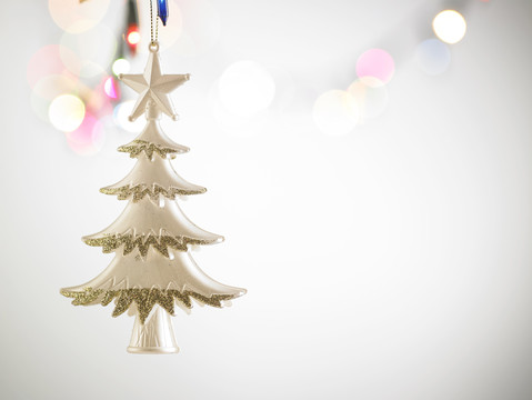 波基背景上的圣诞装饰树形状