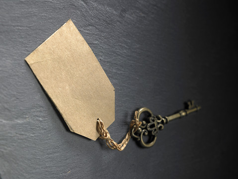 带标签或标签的古董钥匙