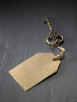 带标签或标签的古董钥匙