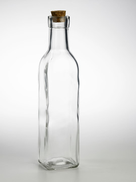 白色背景上的空玻璃瓶