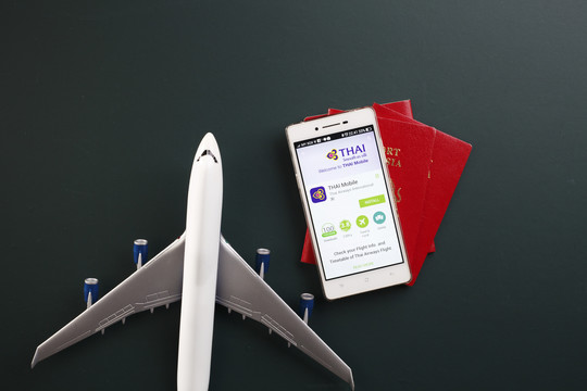 马来西亚吉隆坡2016年6月19日，泰国移动航空公司移动应用程序与玩具飞机