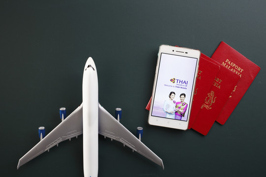 马来西亚吉隆坡2016年6月19日，泰国移动航空公司移动应用程序与玩具飞机