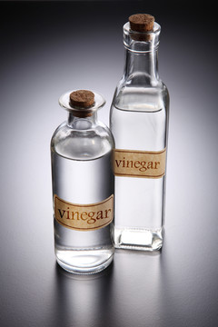 两瓶标着醋的透明液体