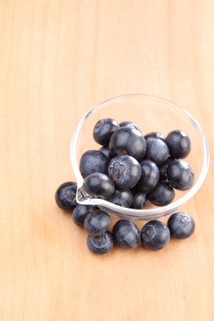木质背景上的一组蓝莓