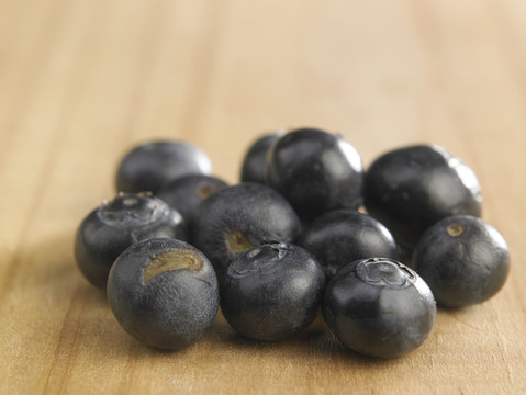 木质背景上的一组蓝莓