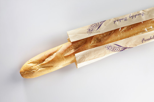 纸袋里的法式面包。