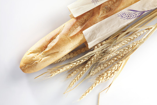 纸袋里的法式面包和一些小麦。