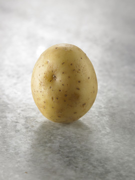 大理石桌上的一个土豆