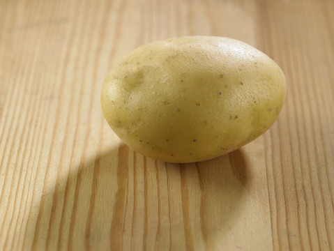 木桌上的一个土豆