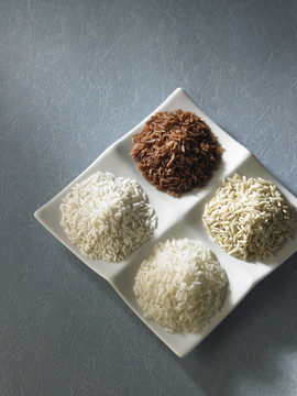 方盘上有几种不同类型的大米