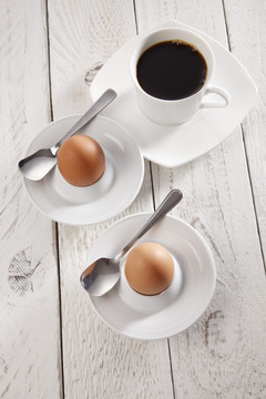 黑咖啡和煮鸡蛋的俯视图