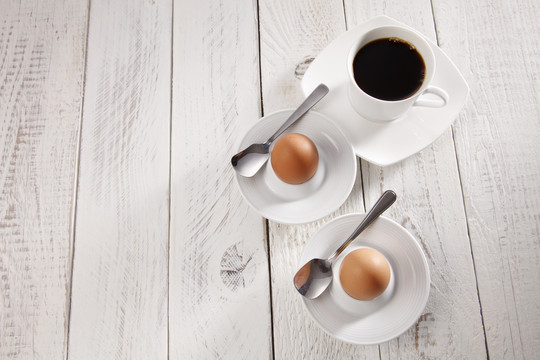 黑咖啡和煮鸡蛋的俯视图