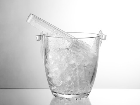 玻璃桌上的玻璃冰桶