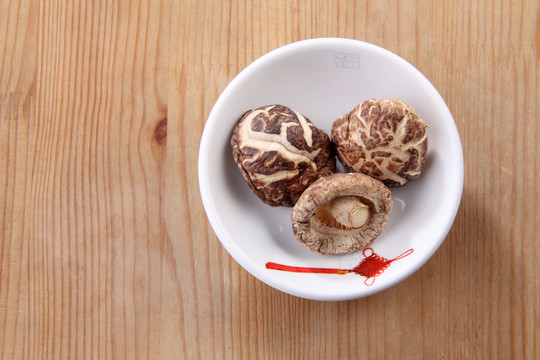 顶视图茶碟中的干蘑菇