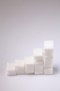 上升的糖块堆-高血糖风险的概念