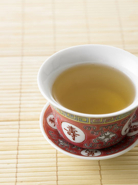 竹席上的中国茶杯