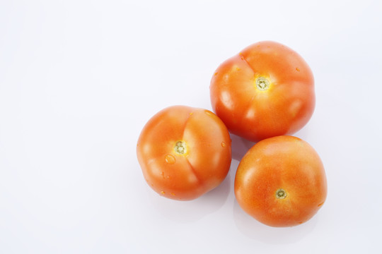 白色背景上西红柿的俯视图