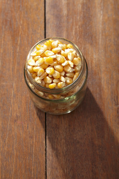 玻璃容器中的玉米