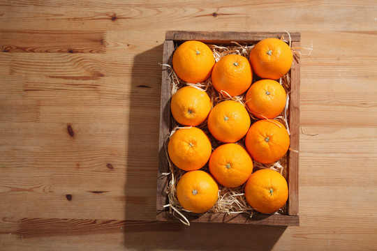 在木箱里放橘子