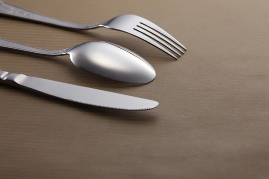 由勺子、叉子和刀组成的餐具组。