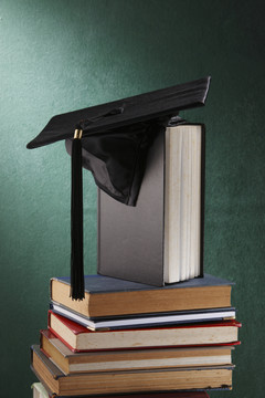 黑板前带书毕业帽