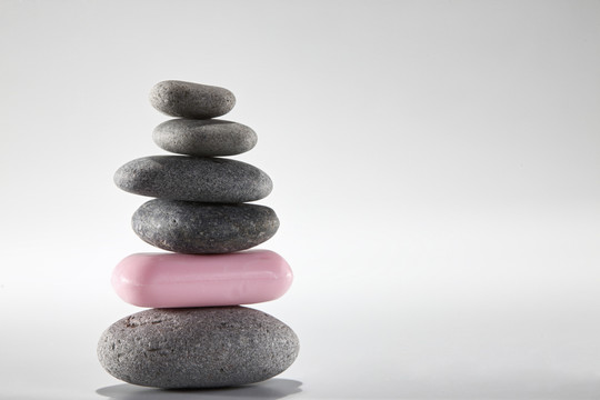 肥皂和石头平衡的概念图