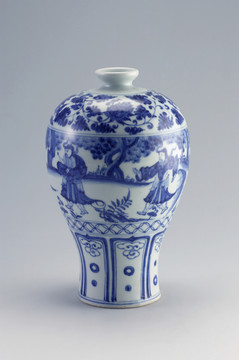 朴素地上的中国古董花瓶