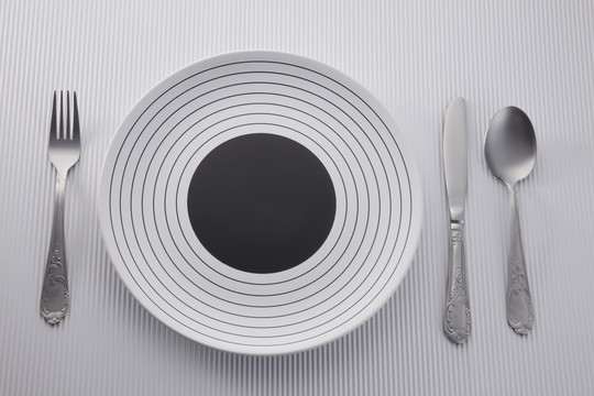 餐桌摆设-叉子、勺子和刀