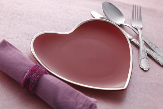 带爱心形状和餐具的盘子
