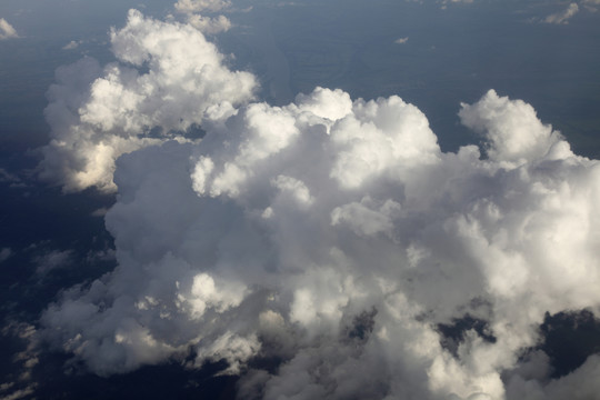 从飞机窗口看风暴云