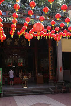挂在中国寺庙上的灯笼
