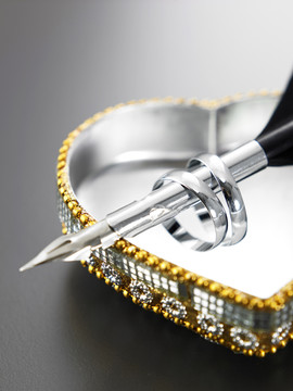 戒指、钢笔和心形珠宝盒