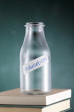 空玻璃罐上贴着文字教育标签