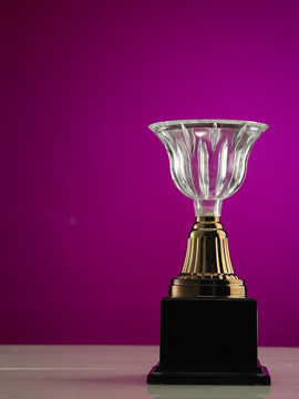 粉红色玻璃背景下的奖杯