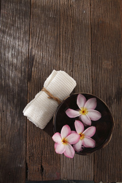 弗兰吉帕尼花、手巾和椰子壳顶视图