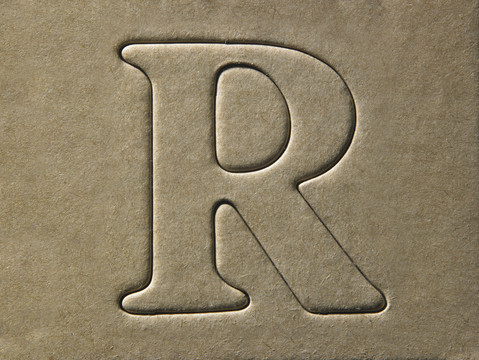 在棕色卡片板上模切字母r