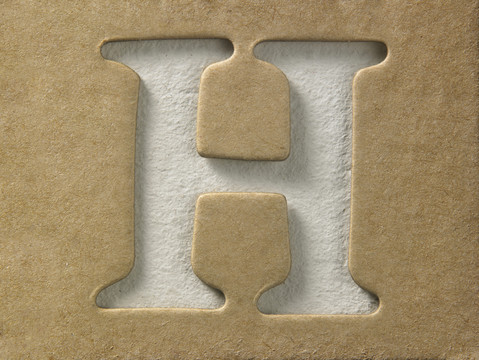 在棕色纸板上剪下字母h