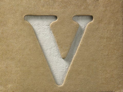 在棕色纸板上剪下字母v