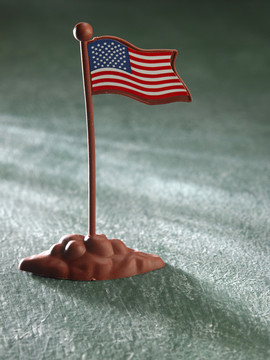 绿色背景上的玩具美国国旗