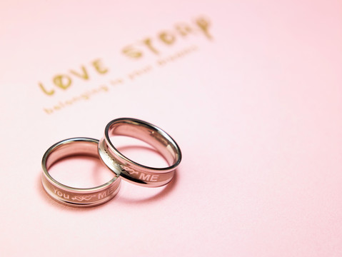 爱情故事书上的两个戒指