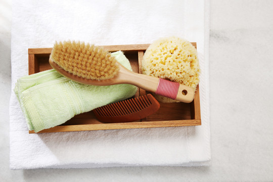 浴室产品顶视图，海绵，刷子，梳子和毛巾