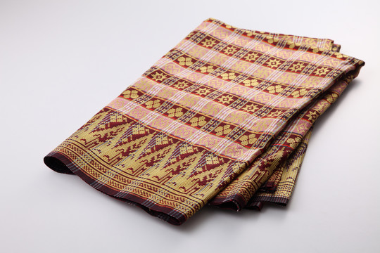 松吉是属于印尼、马来西亚和文莱织锦家族的一种织物。它是用丝绸或棉花手工织成的