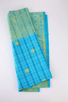 松吉是属于印尼、马来西亚和文莱织锦家族的一种织物。它是用丝绸或棉花手工织成的