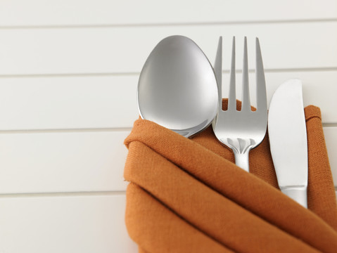 餐巾里放着叉子、勺子和刀