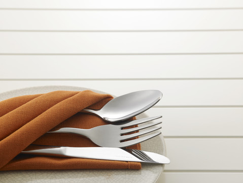 餐巾里放着叉子、勺子和刀