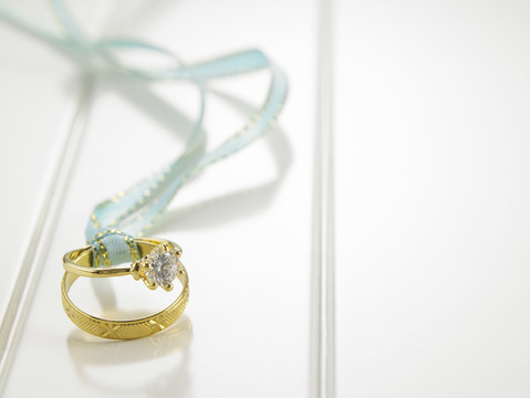 用绿丝带连接的结婚戒指